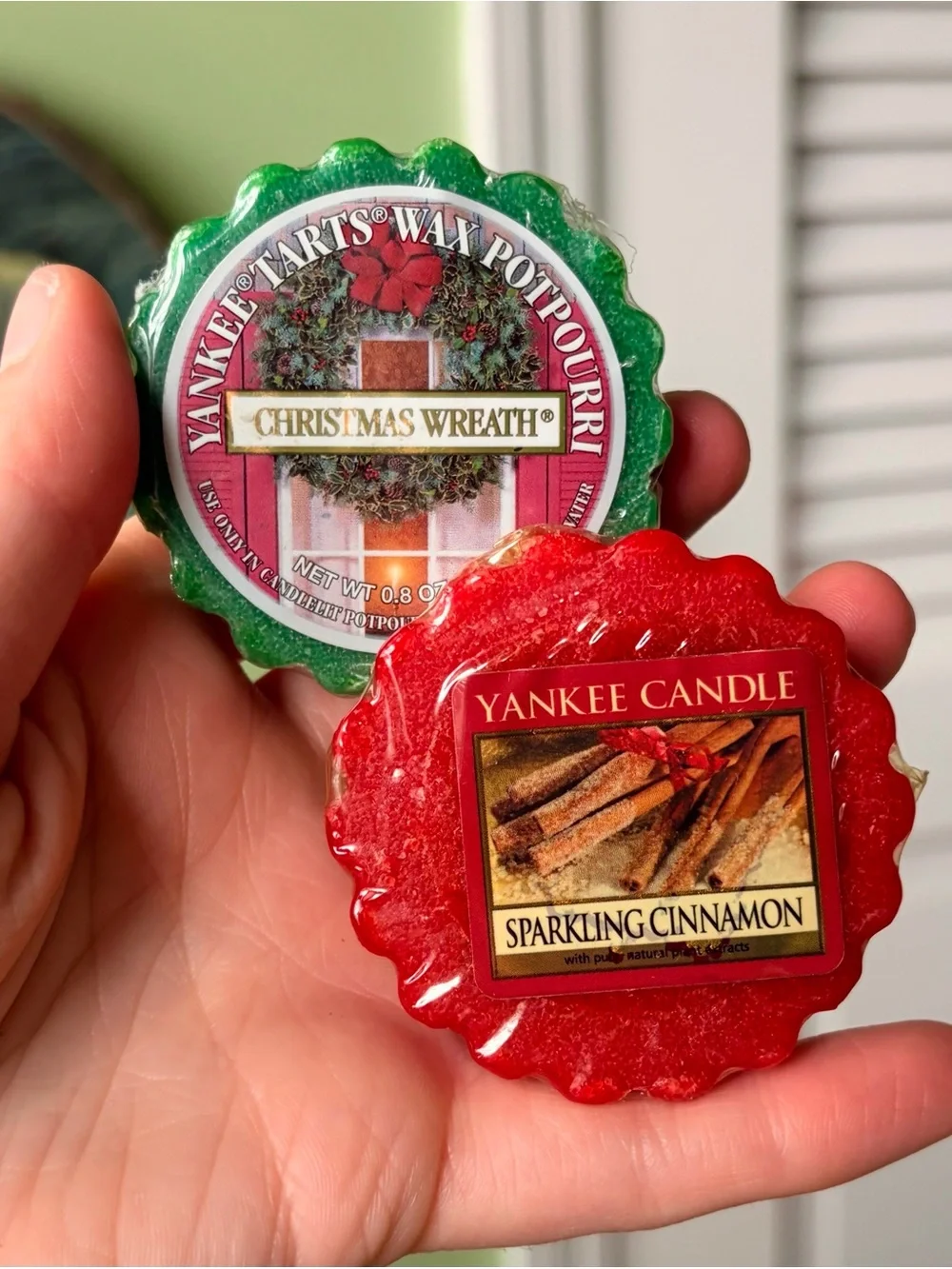 Yankee Candle Christmas Wreath & Sparkling Cinnamon Wax Tarts in Green and Red